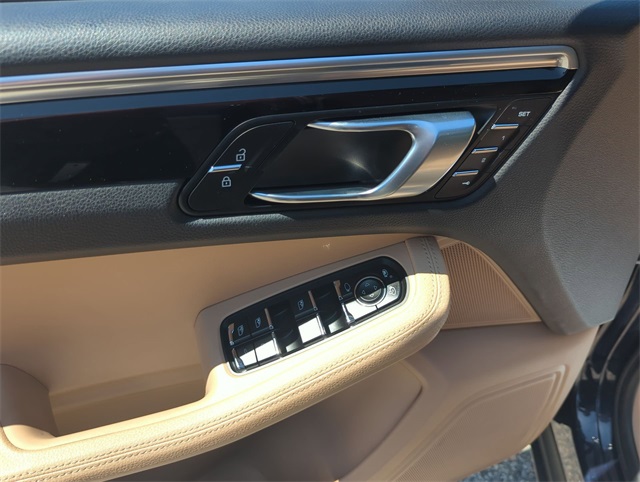 2021 Porsche Macan Base Image 27 of 35