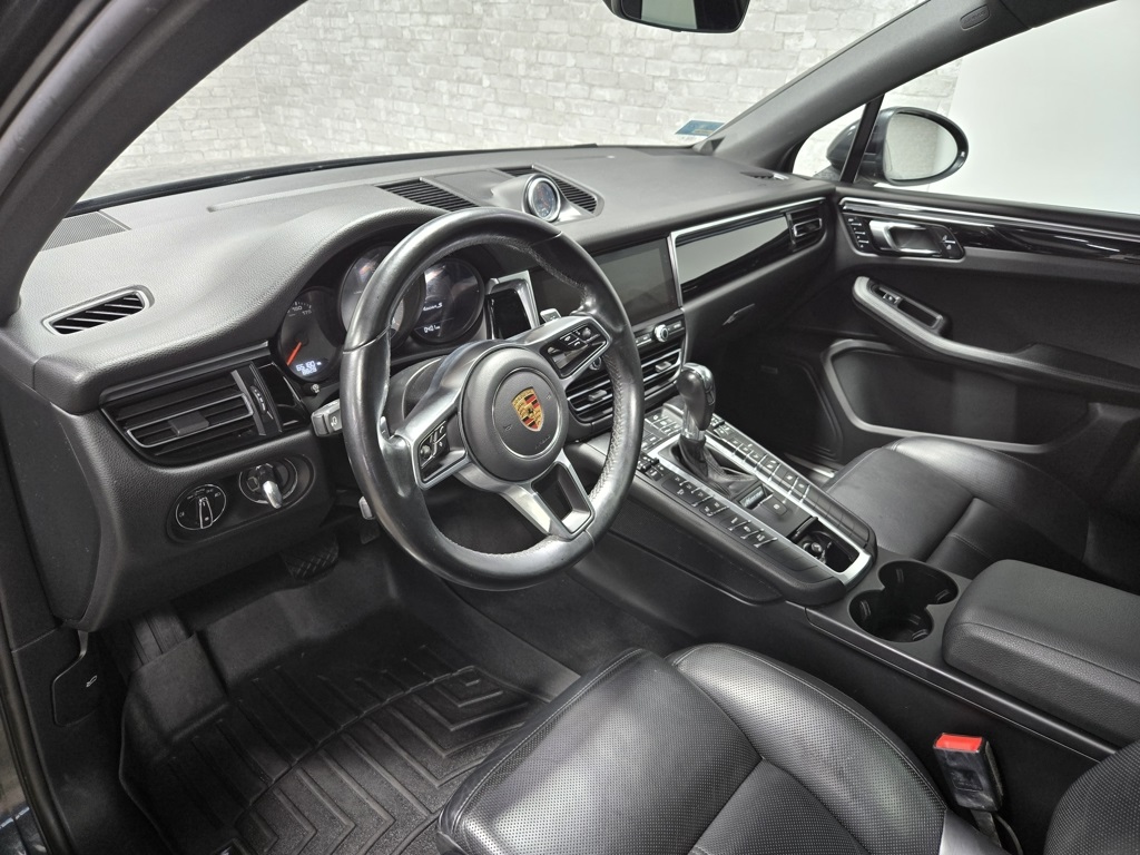 2021 Porsche Macan S Image 32 of 65