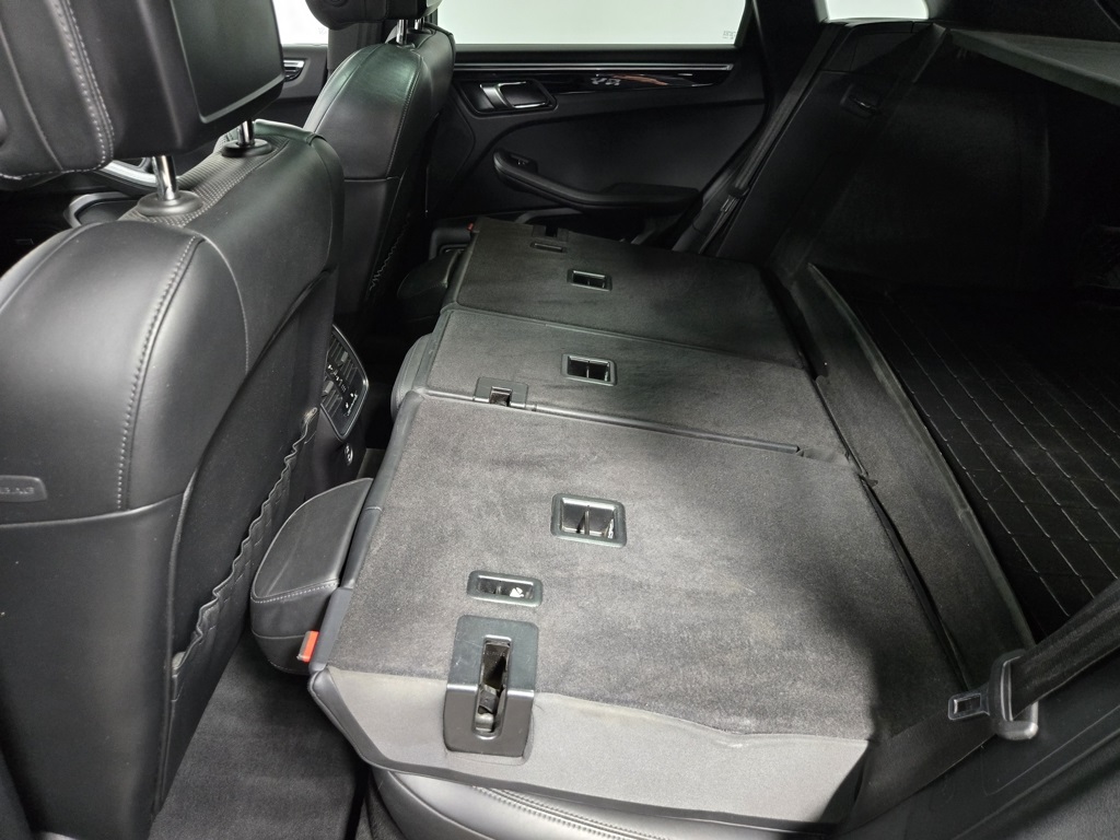 2021 Porsche Macan S Image 19 of 65