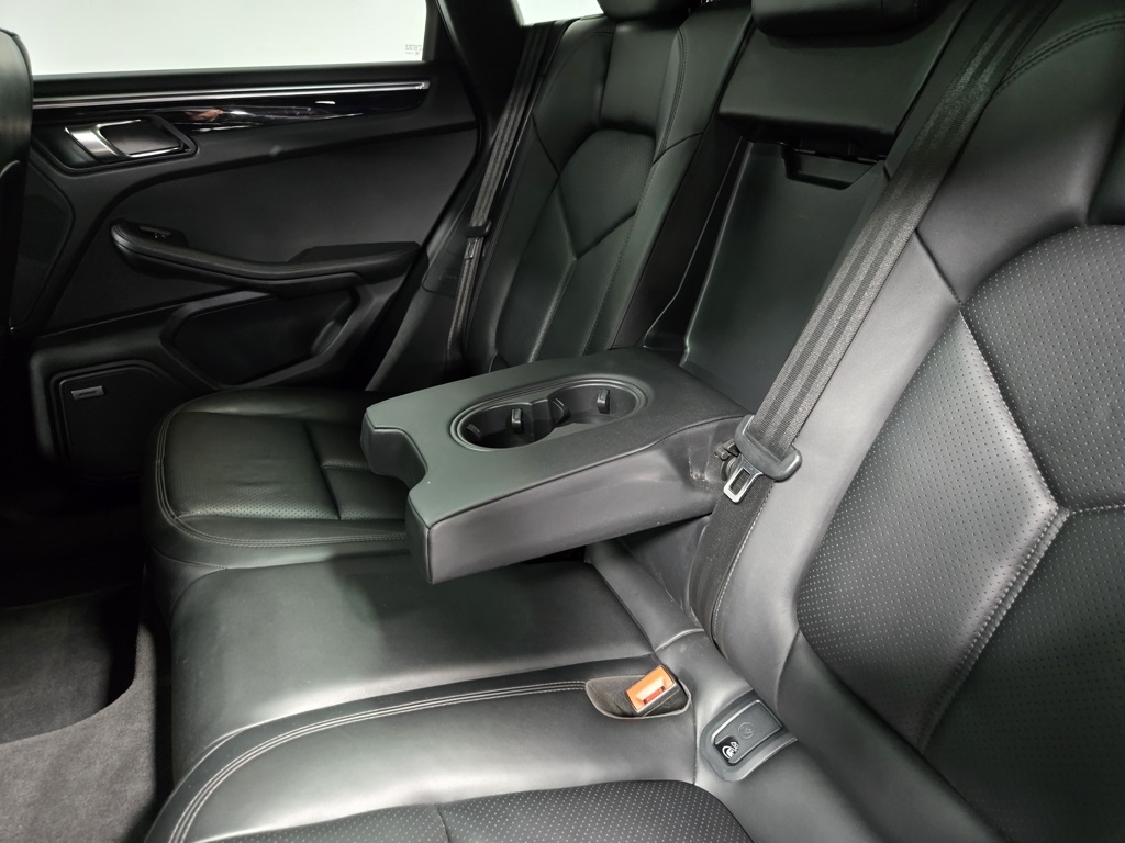 2021 Porsche Macan S Image 28 of 65