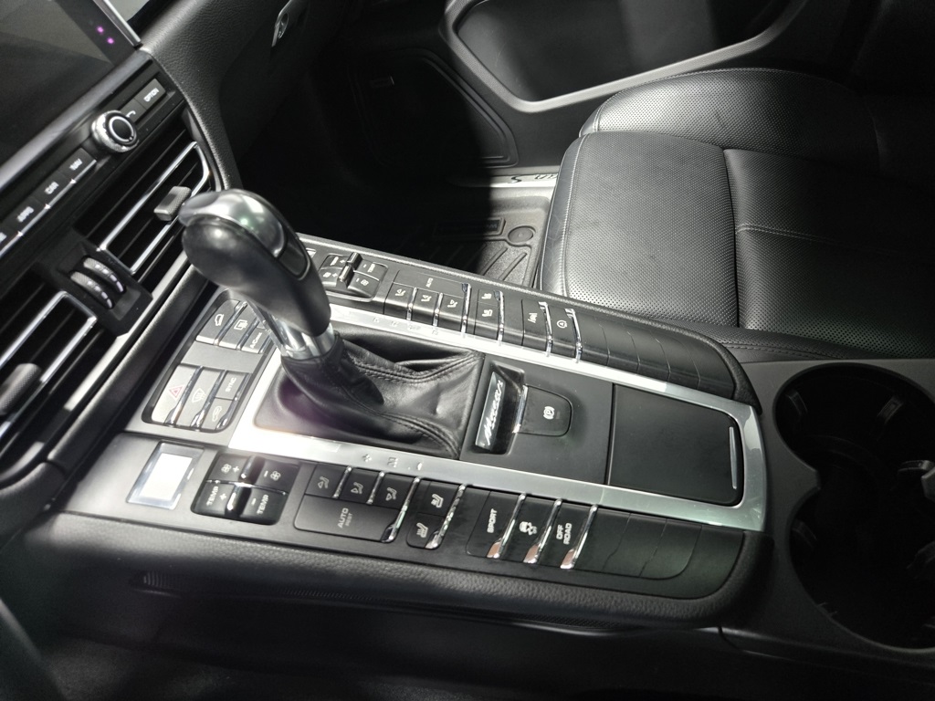 2021 Porsche Macan S Image 43 of 65