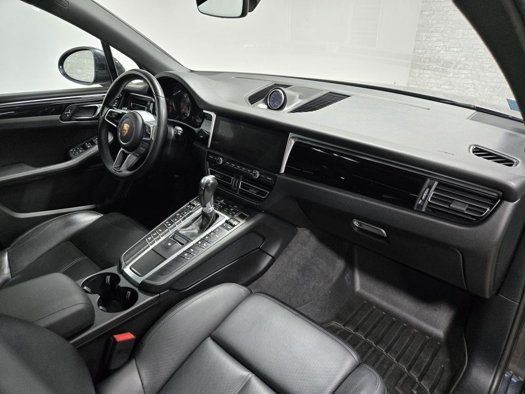 2021 Porsche Macan S Image 31 of 65