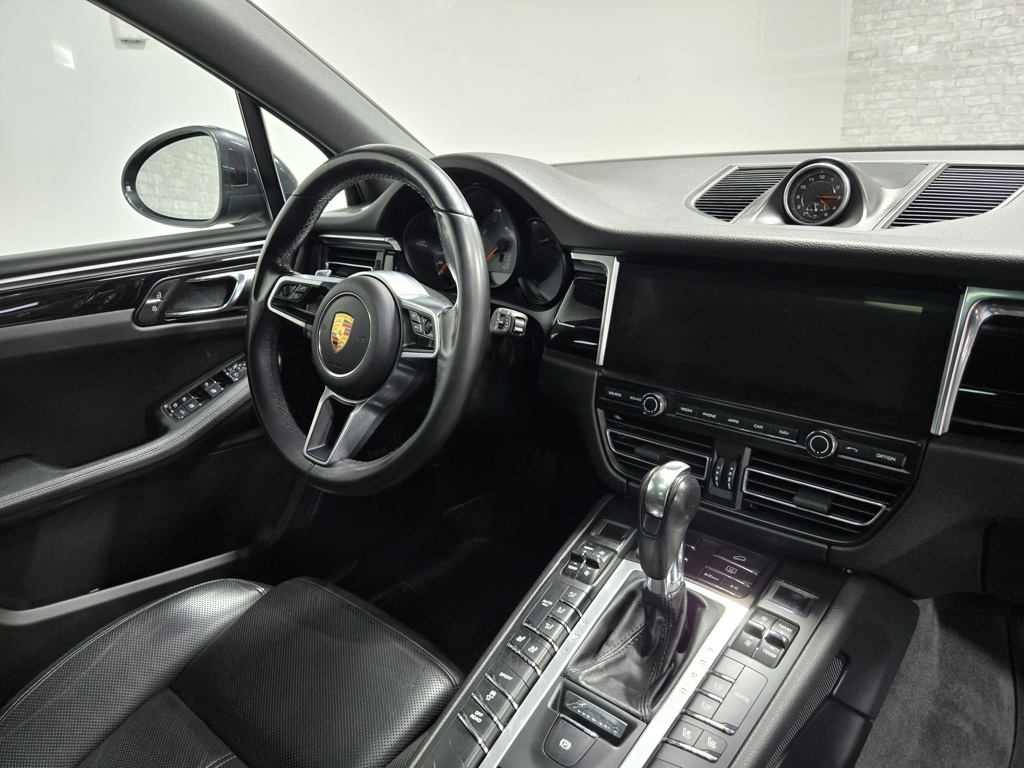 2021 Porsche Macan S Image 29 of 65