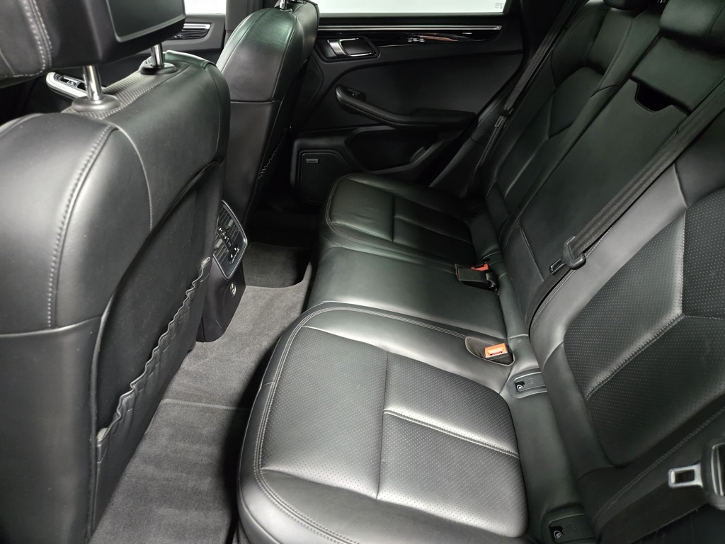 2021 Porsche Macan S Image 25 of 65