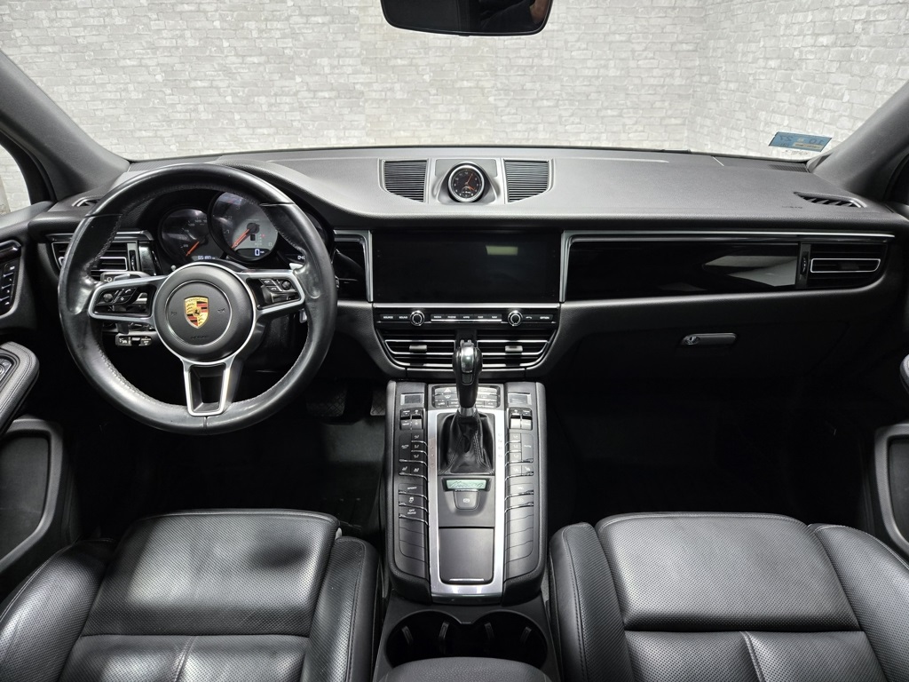 2021 Porsche Macan S Image 30 of 65