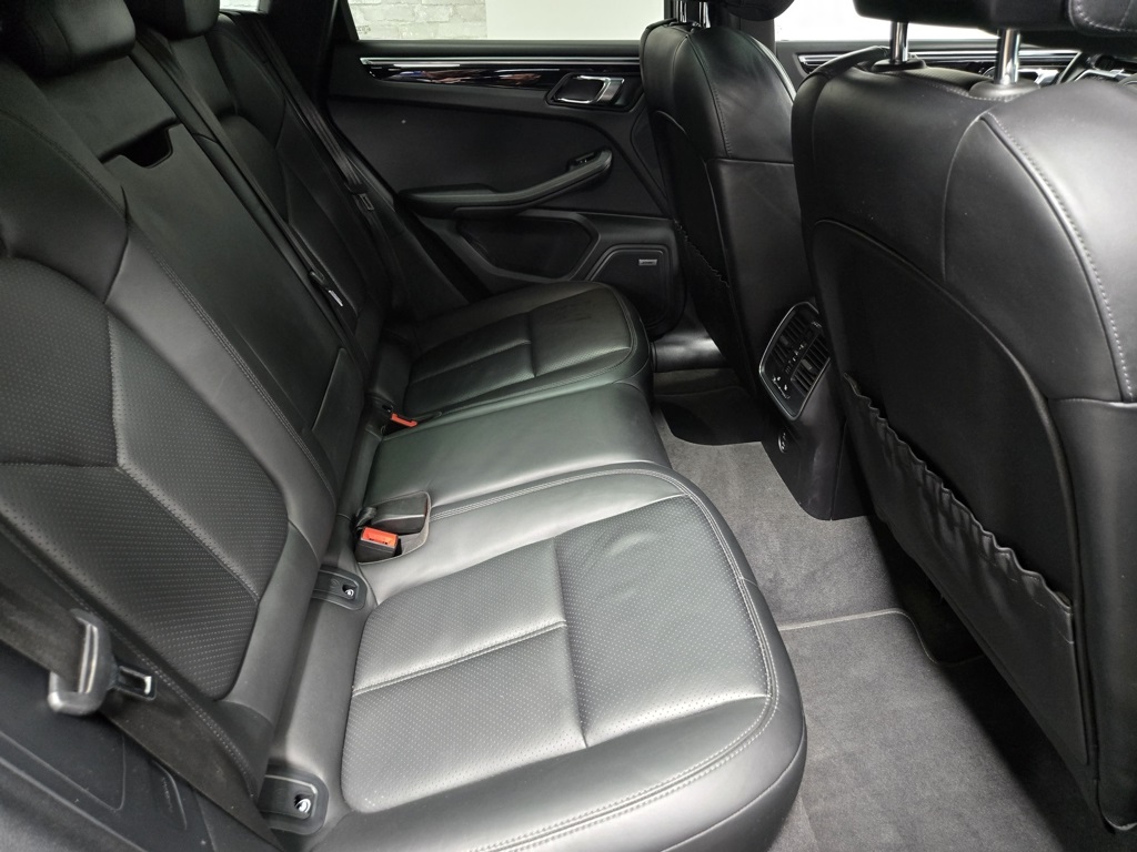 2021 Porsche Macan S Image 22 of 65