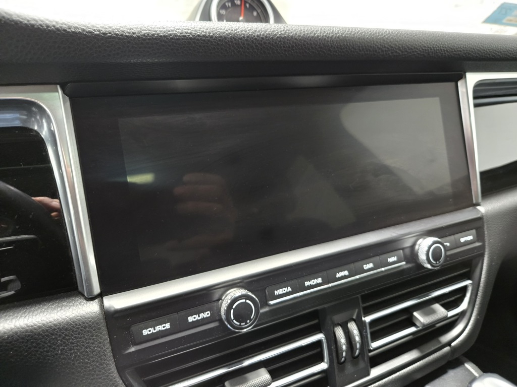 2021 Porsche Macan S Image 38 of 65