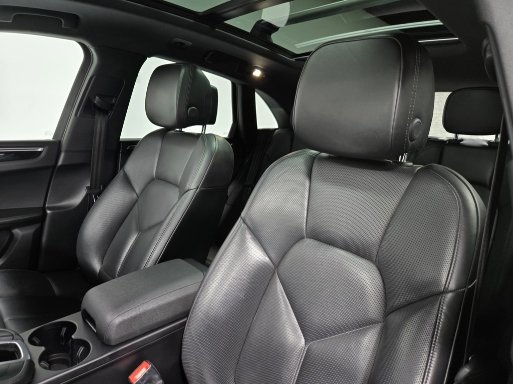 2021 Porsche Macan S Image 24 of 65