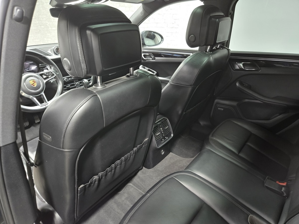 2021 Porsche Macan S Image 26 of 65