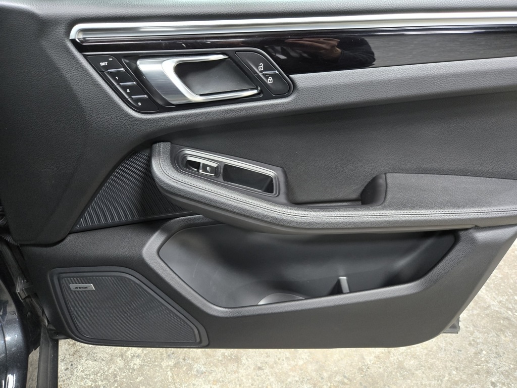 2021 Porsche Macan S Image 48 of 65