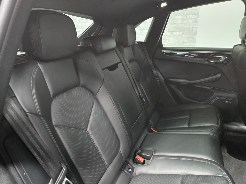 2021 Porsche Macan S Image 21 of 65