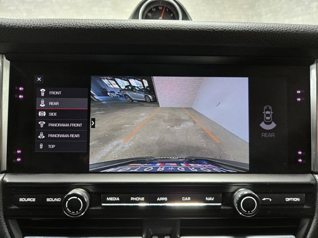 2021 Porsche Macan S Image 36 of 65