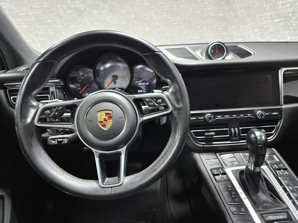 2021 Porsche Macan S Image 33 of 65