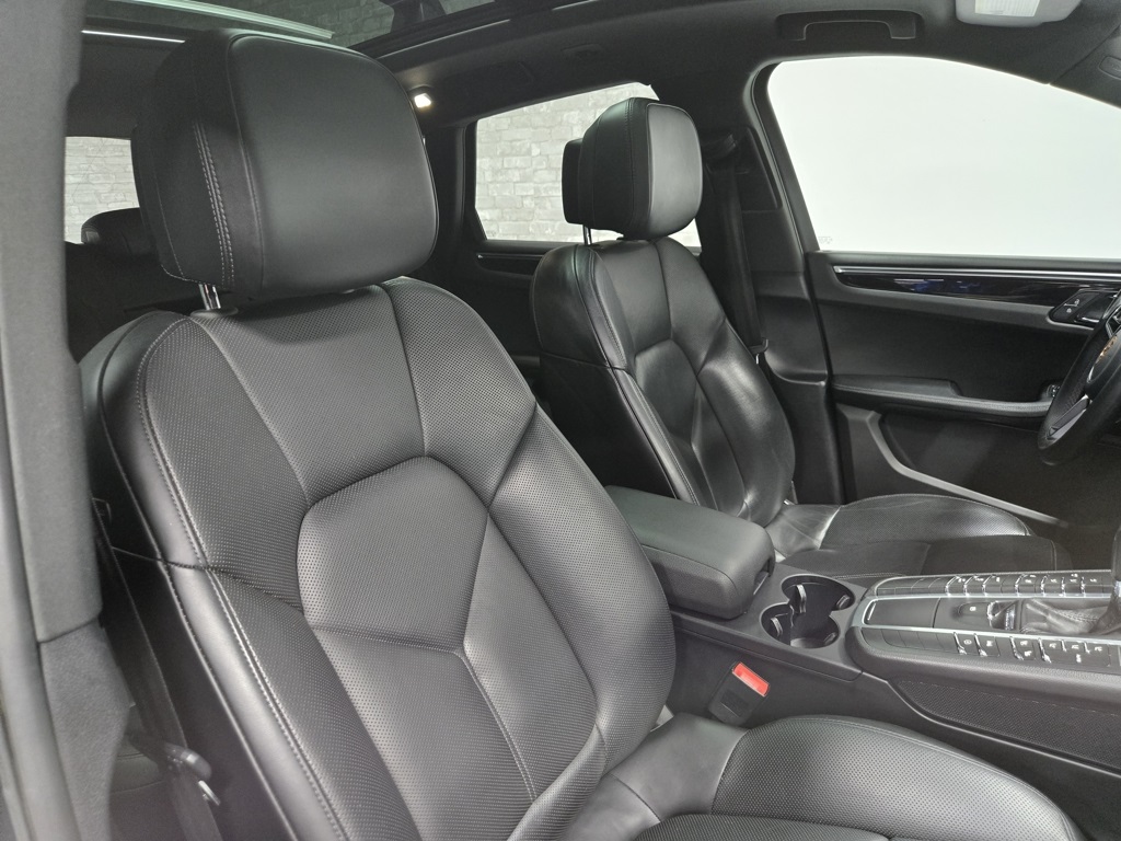 2021 Porsche Macan S Image 20 of 65