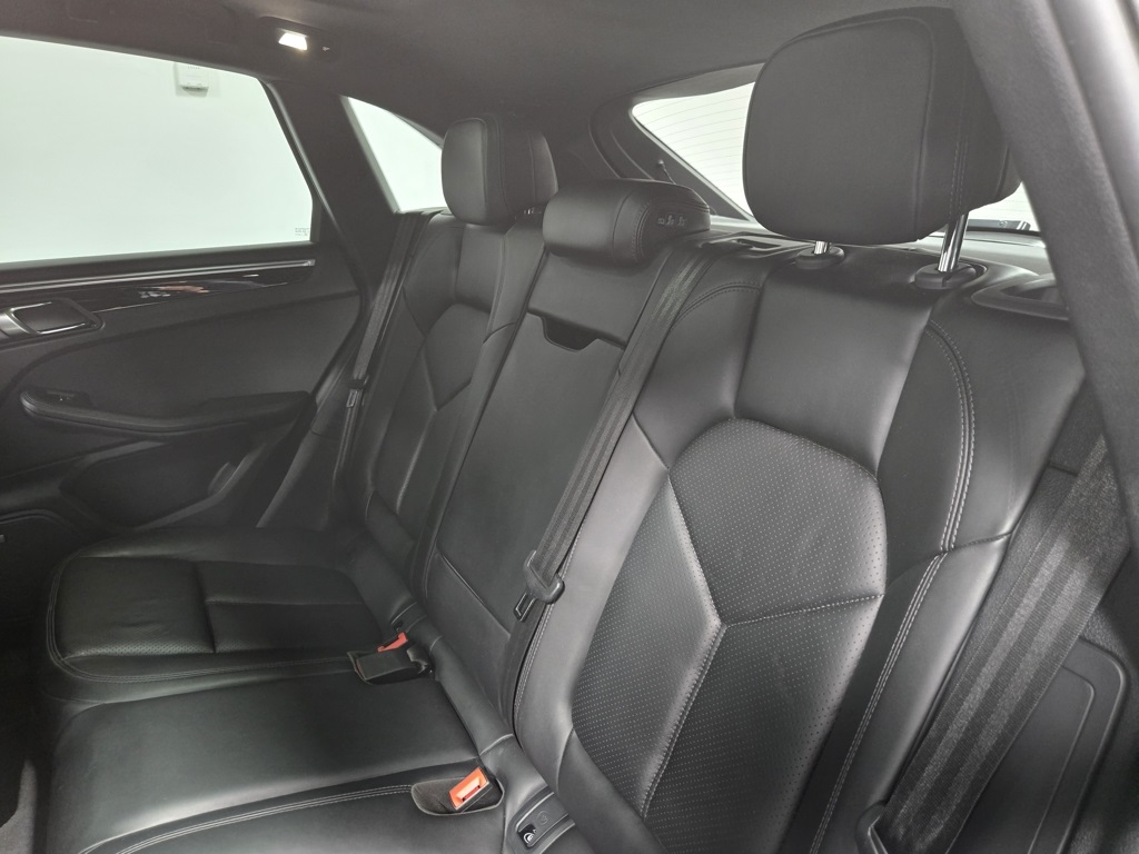 2021 Porsche Macan S Image 23 of 65