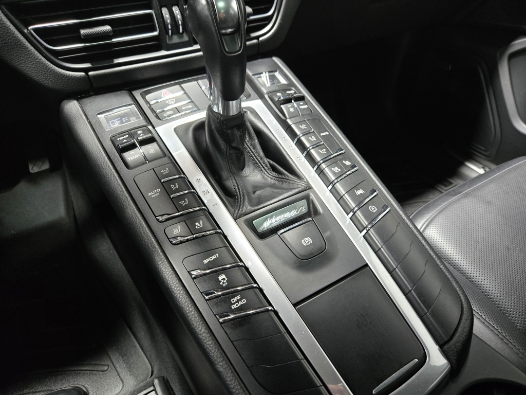 2021 Porsche Macan S Image 44 of 65