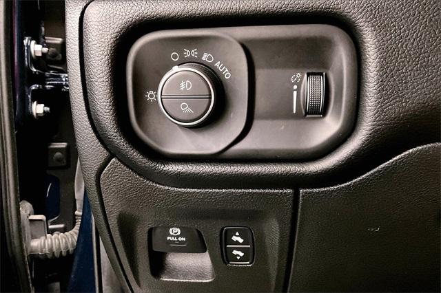 Vehicle image 33 of 41