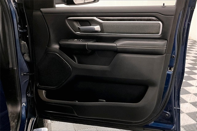 Vehicle image 17 of 41
