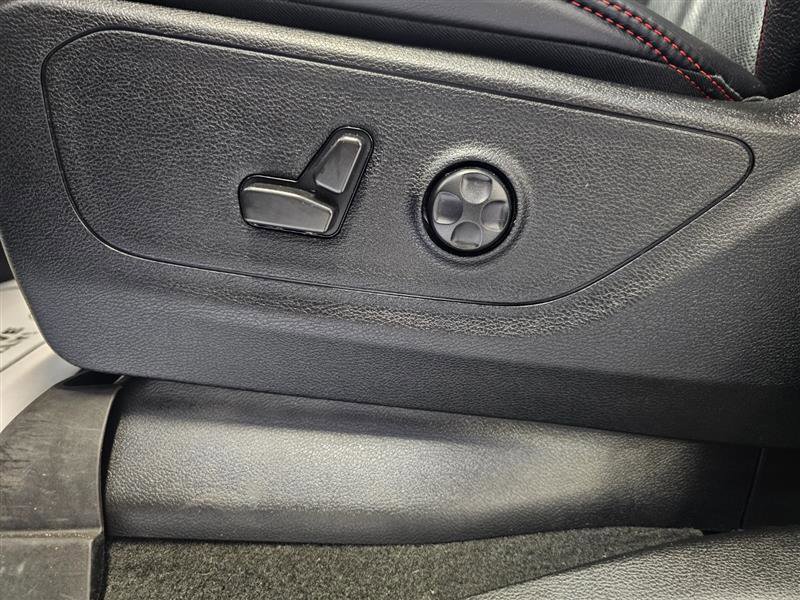 Vehicle image 25 of 29