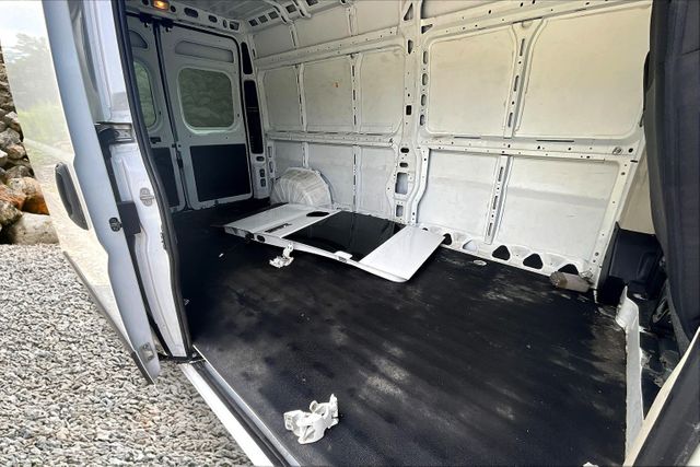 Vehicle image 8 of 32