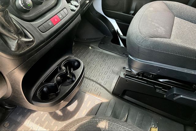 Vehicle image 19 of 32