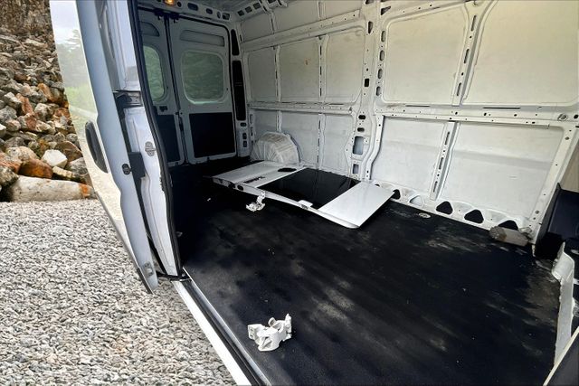 Vehicle image 9 of 32