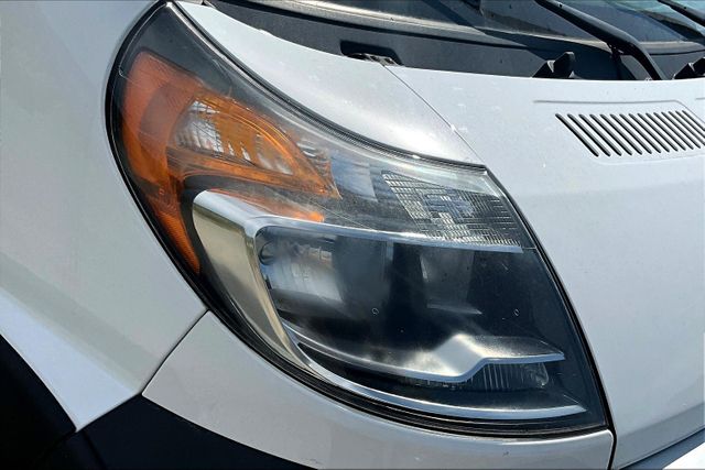 Vehicle image 23 of 32