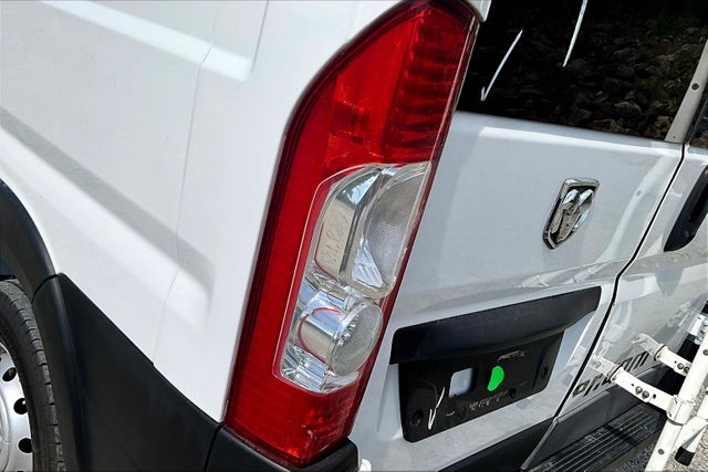 Vehicle image 27 of 32