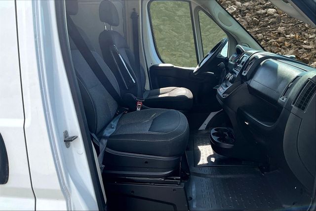 Vehicle image 10 of 32