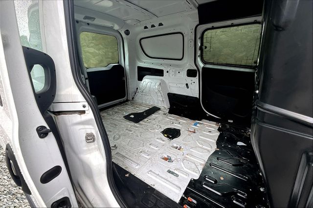 Vehicle image 27 of 33