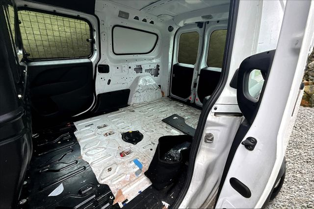 Vehicle image 26 of 33