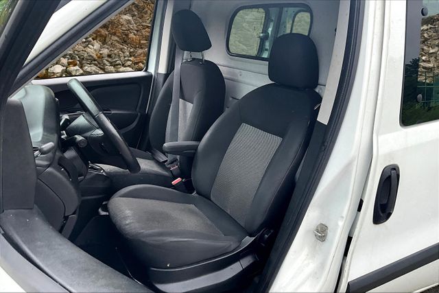Vehicle image 25 of 33