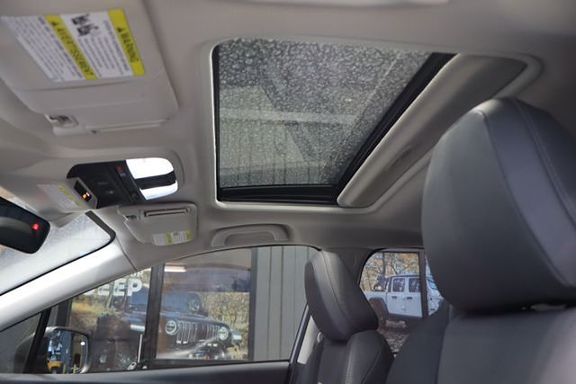 Vehicle image 14 of 40