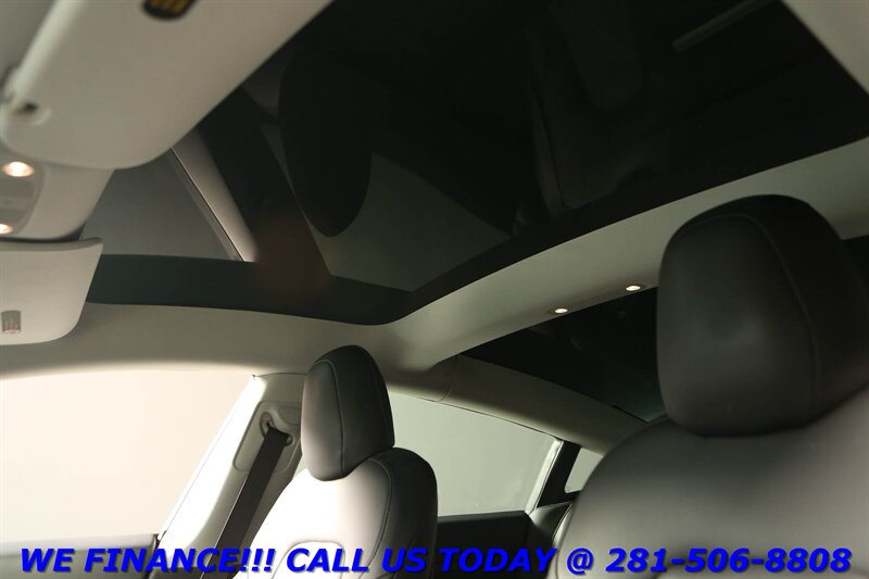 Vehicle image 21 of 22