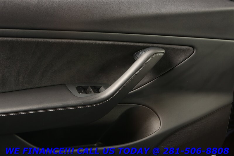 Vehicle image 18 of 22
