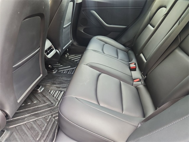 Vehicle image 14 of 33