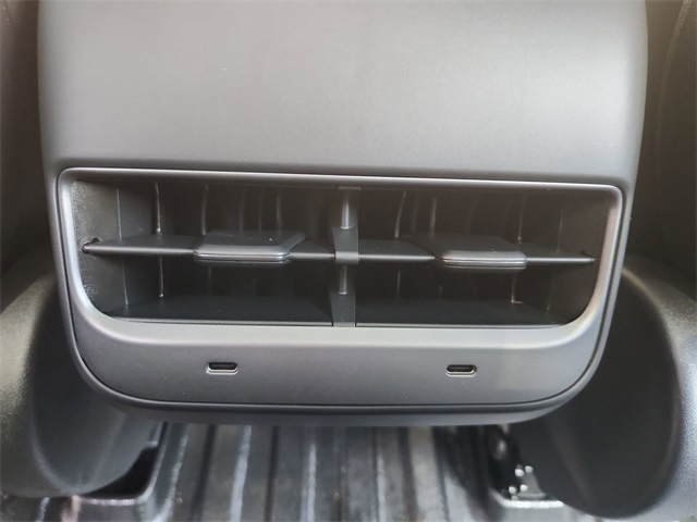 Vehicle image 25 of 33