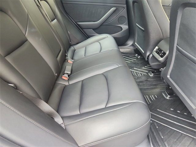 Vehicle image 13 of 33