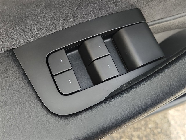 Vehicle image 27 of 33