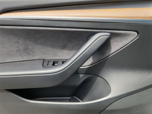 Vehicle image 24 of 33