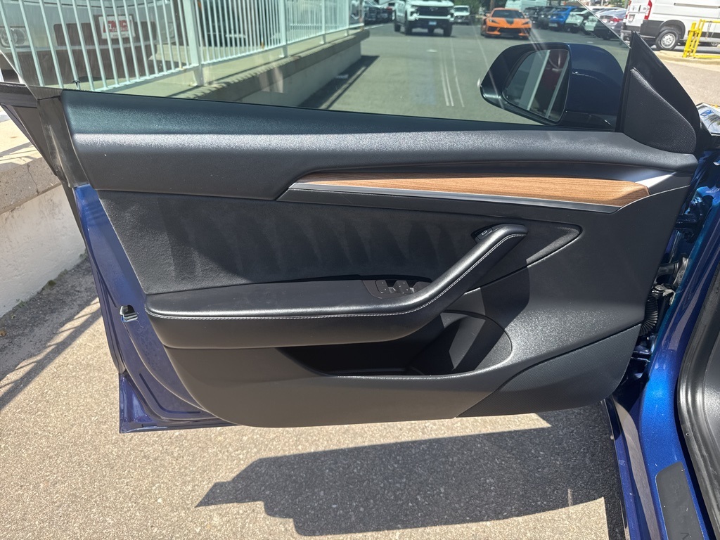 Vehicle image 21 of 34