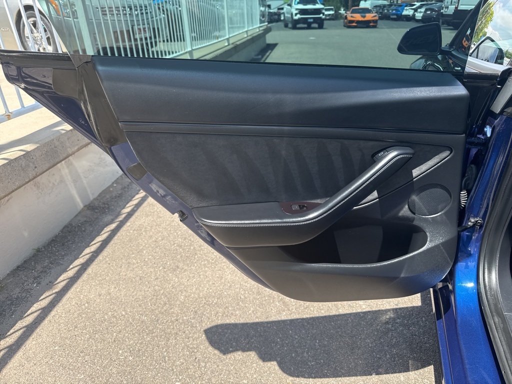 Vehicle image 23 of 34