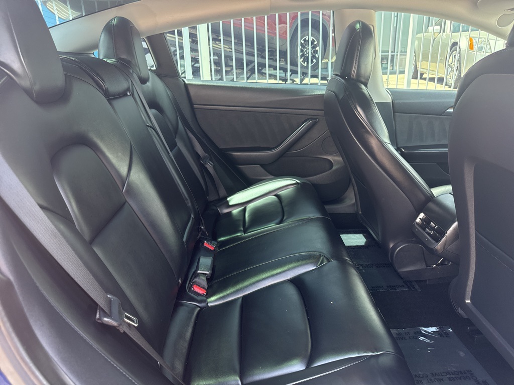 Vehicle image 10 of 34