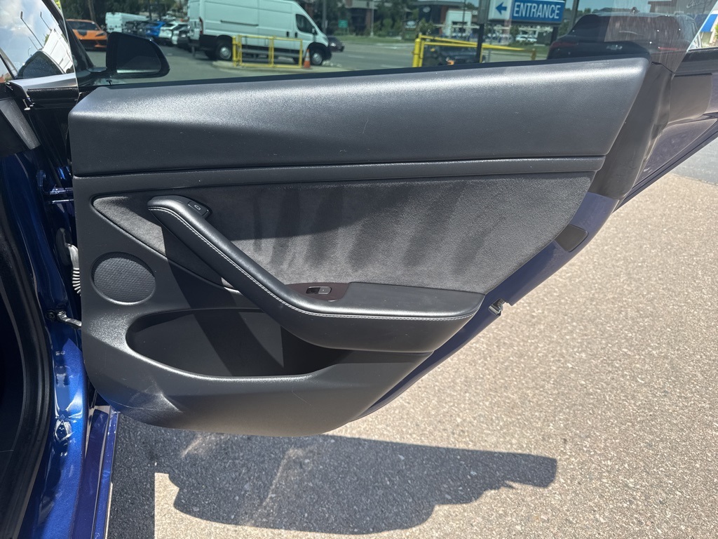 Vehicle image 22 of 34