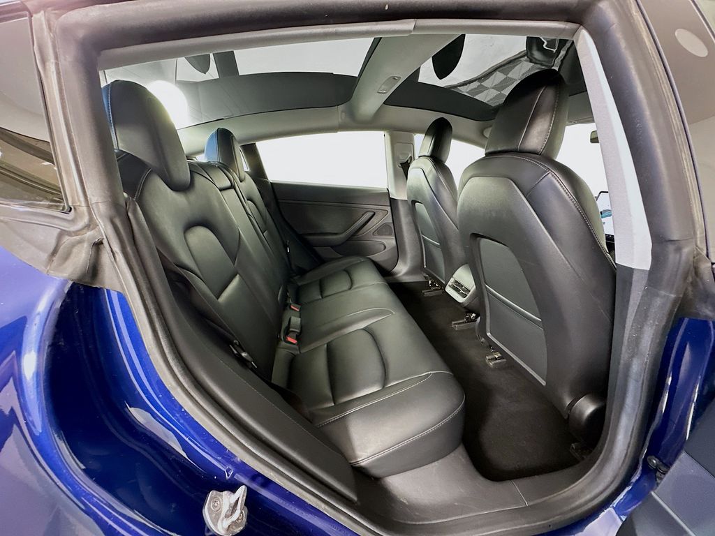 Vehicle image 13 of 33