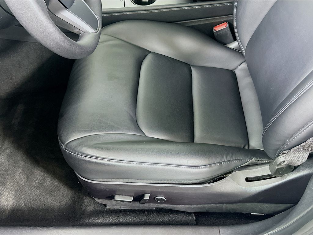 Vehicle image 16 of 33
