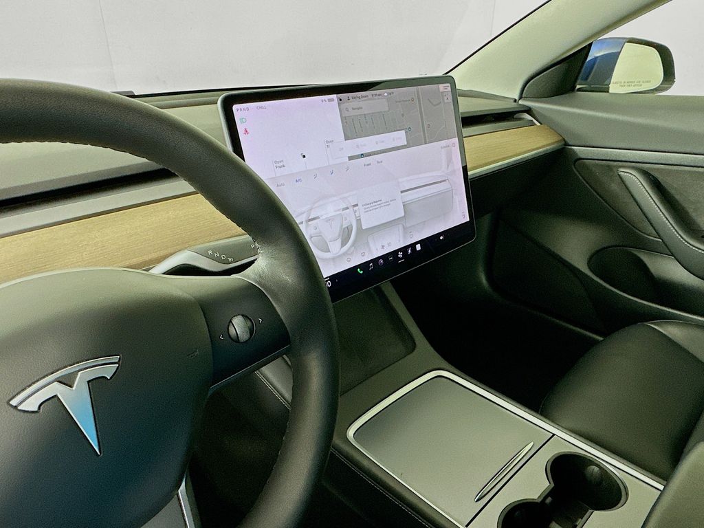 Vehicle image 21 of 33