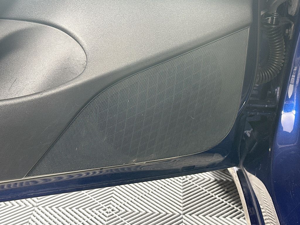 Vehicle image 31 of 33