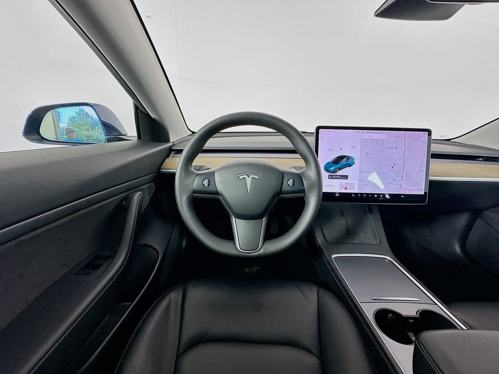 Vehicle image 17 of 33