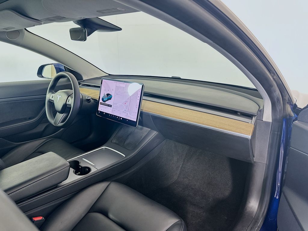Vehicle image 18 of 33